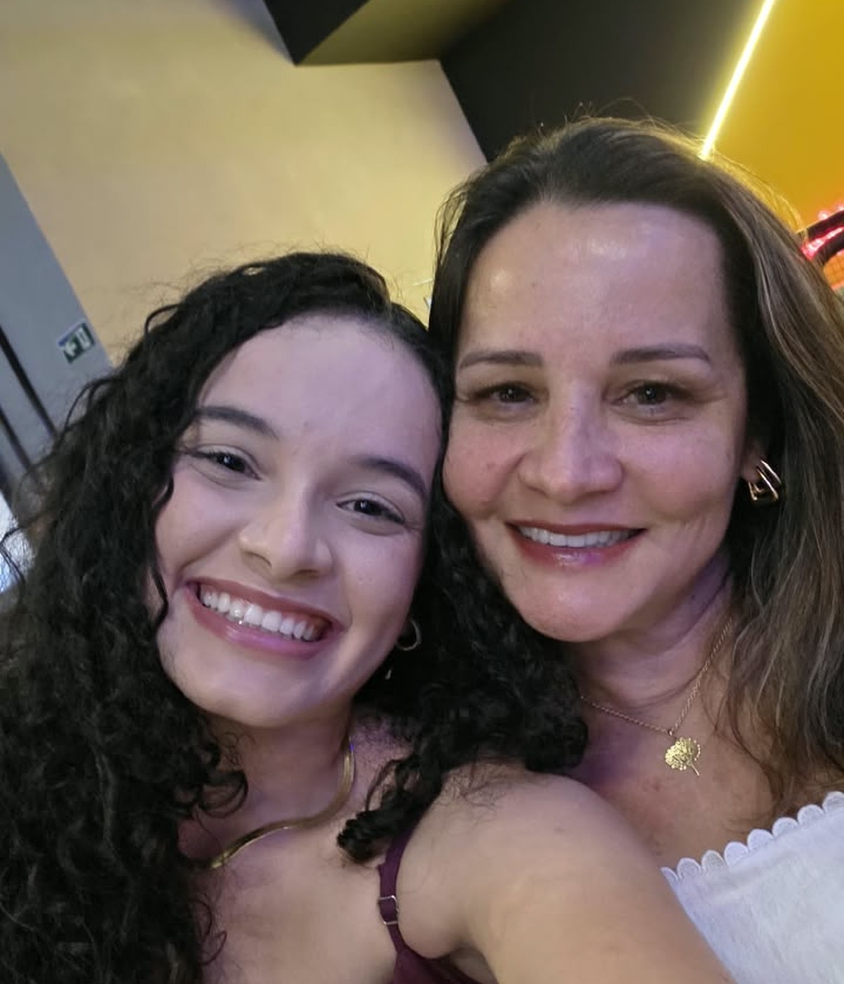 Mãe e filha, fundadoras da Lacana Home, sorrindo juntas